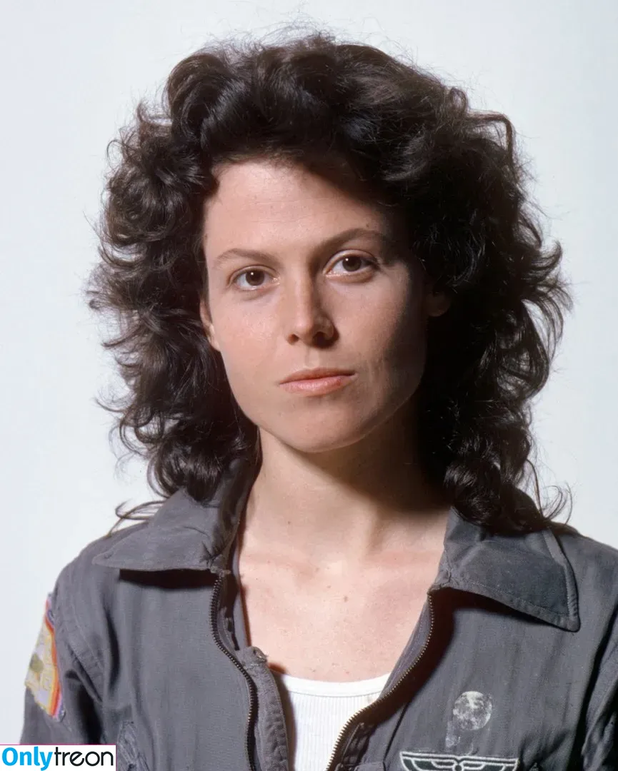 Sigourney Weaver голая photo #0048 (official_sigourneyweaver)