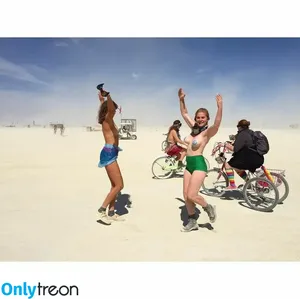 Simone Giertz / simonegiertz nude photo #0013