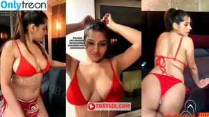 Simran Kaur / symrann.k nude photo #0072