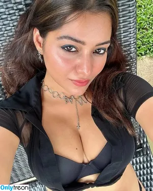 Simran Kaur / symrann.k nude photo #0079