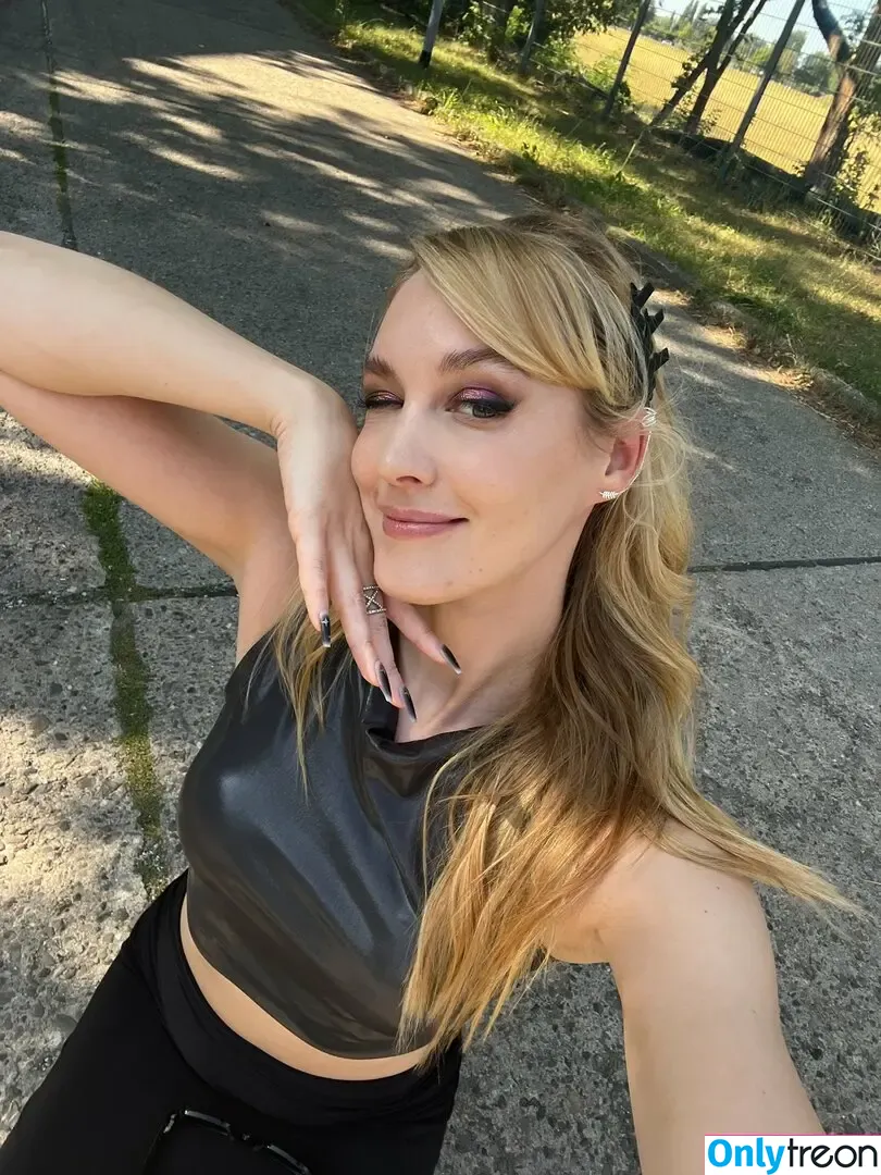Sjokz nude photo #1149 (Eefje Depoortere / eefjah)