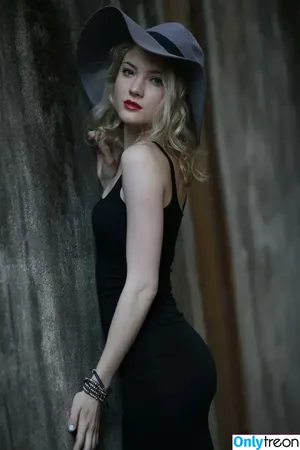 Skyler Samuels / skylersamuels nude photo #0009