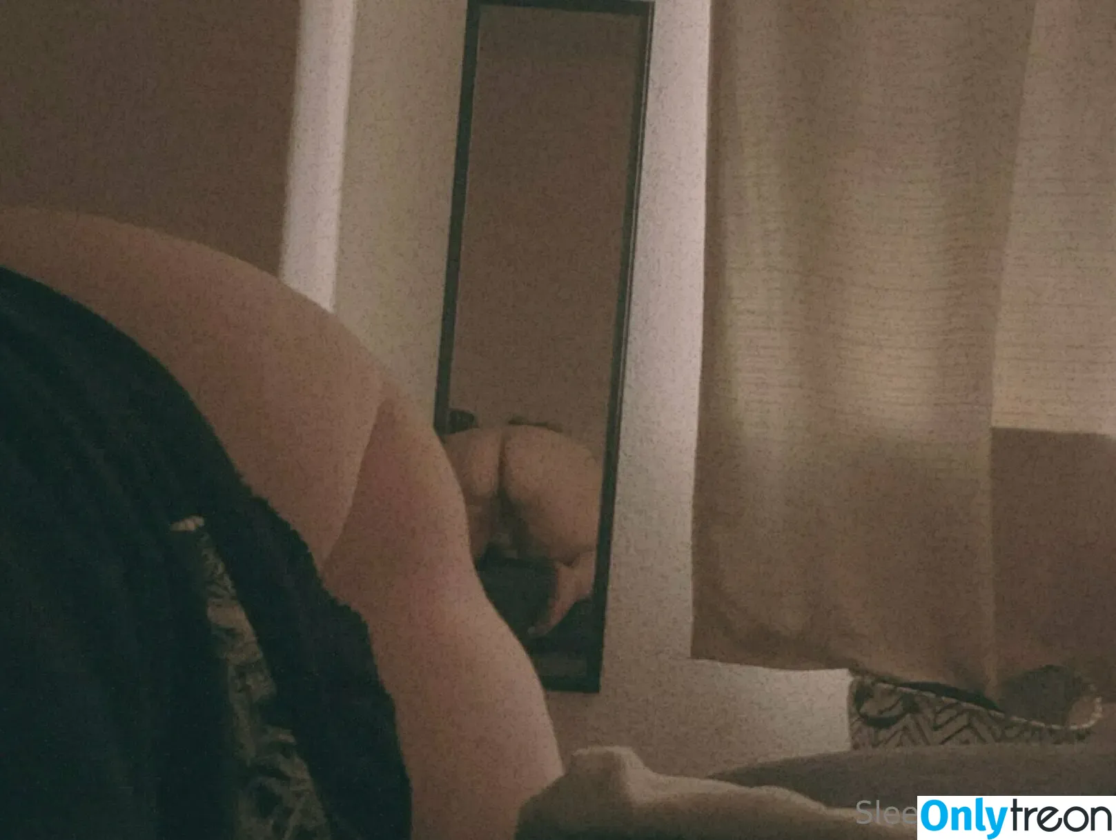 sleepy_hneybee nude photo #0192 (hney.bees)