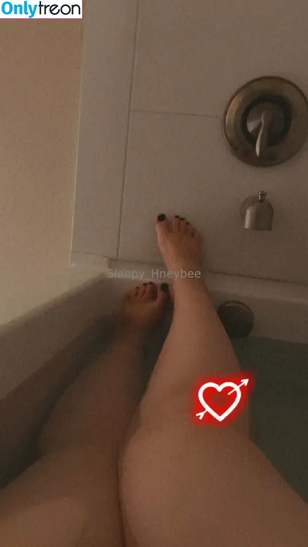 sleepy_hneybee nude photo #0203 (hney.bees)