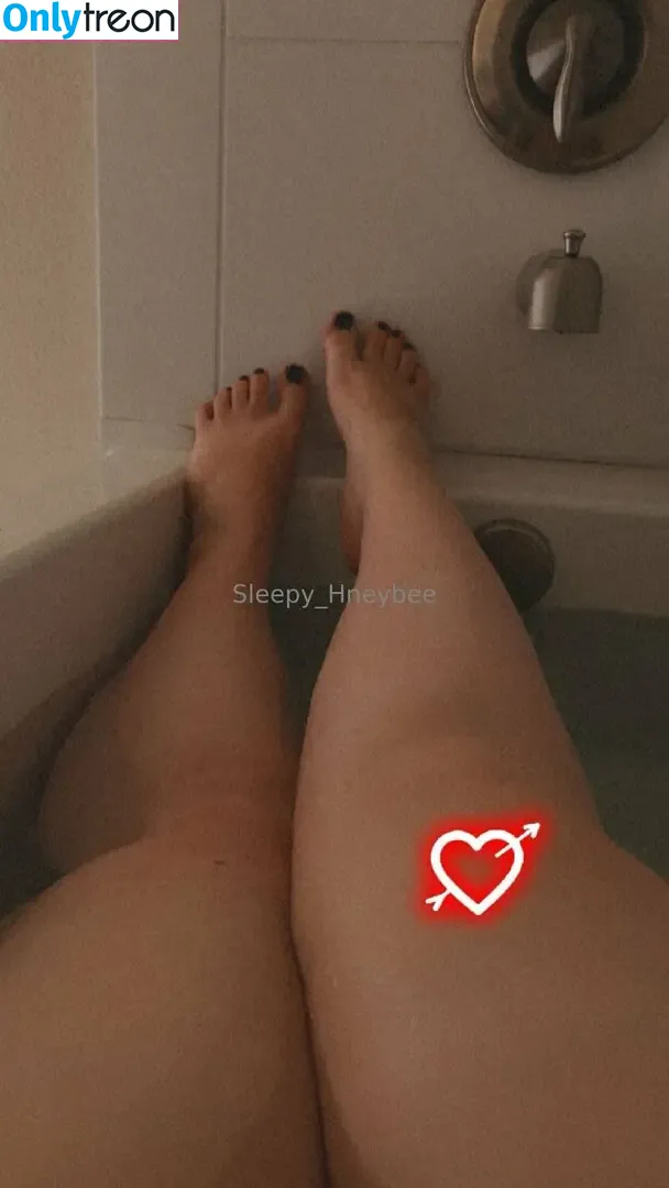 sleepy_hneybee nude photo #0204 (hney.bees)