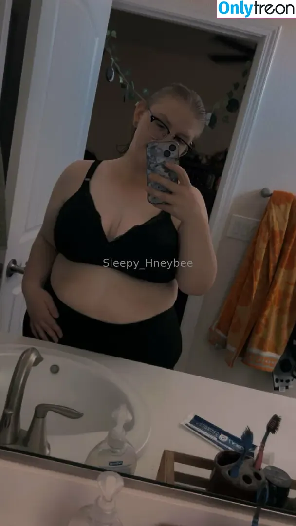 sleepy_hneybee голая photo #0227 (hney.bees)