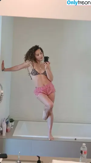 Sofie Dossi / sofiedossi nude photo #0421