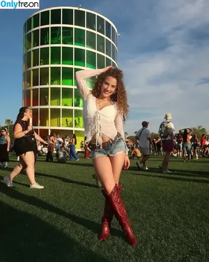 Sofie Dossi / sofiedossi nude photo #0430