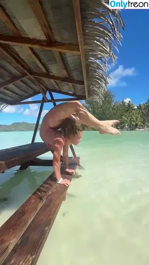 Sofie Dossi / sofiedossi nude photo #0557