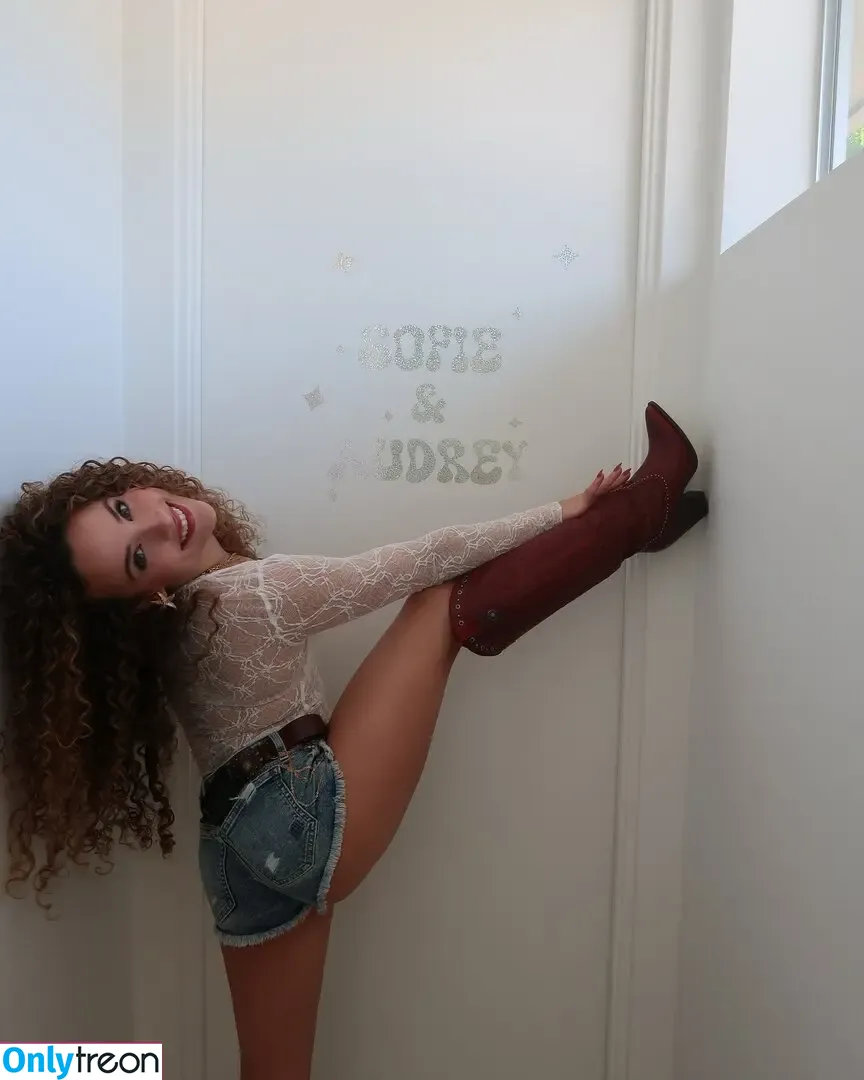 Sofie Dossi nude photo #0415 (sofiedossi)