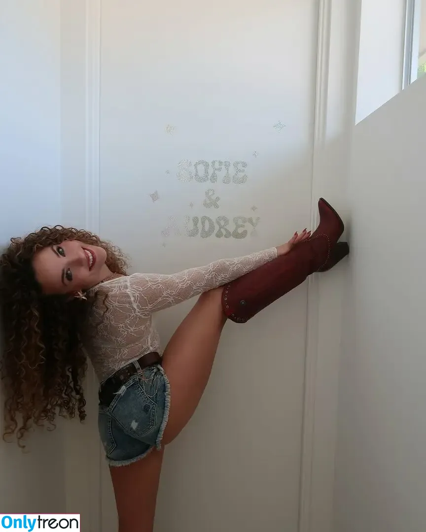 Sofie Dossi nude photo #0436 (sofiedossi)