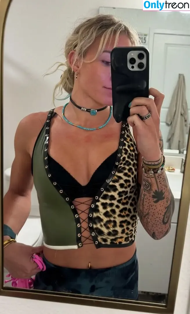 Sol Ruca nude photo #0507 (solrucawwe / solrvca)