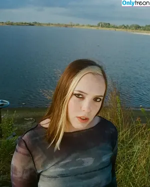 Sophia Allison / Soccer Mommy / soccermommyband nude photo #0003