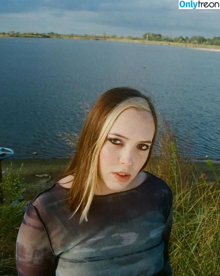 Sophia Allison nude photo #0003 (Soccer Mommy / soccermommyband)