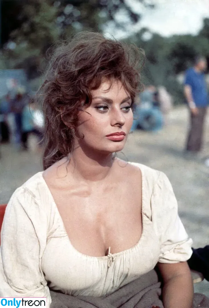 Sophia Loren nude photo #0015 (atardecerdeoroooo / simplysophialoren)