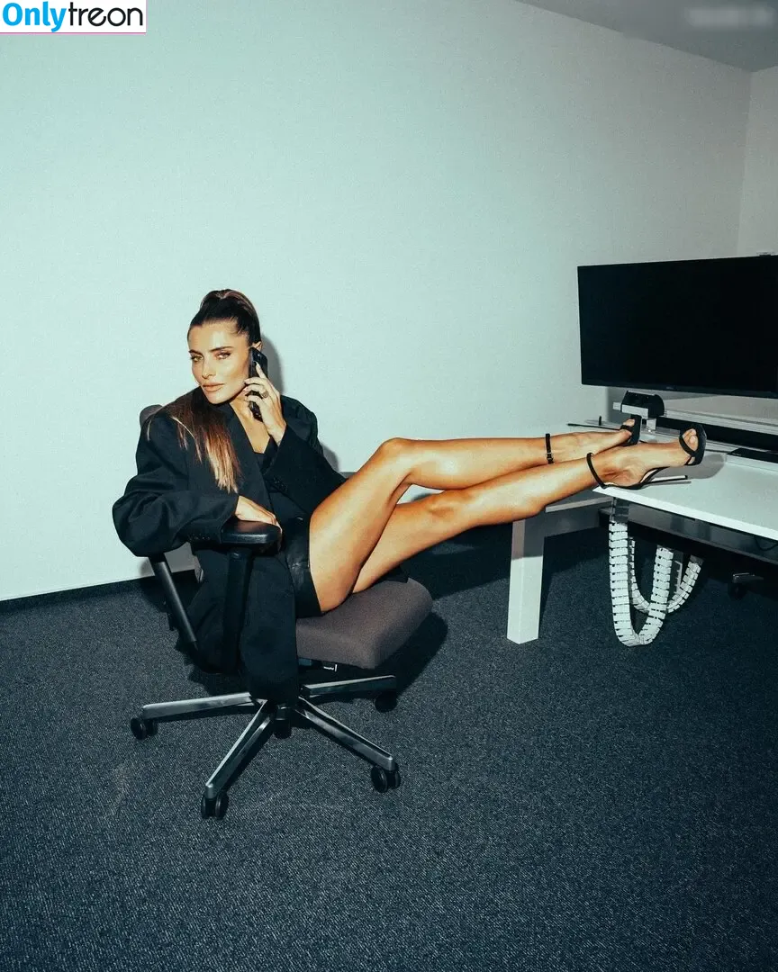 Sophia Thomalla nude photo #0413 (sophiathomalla / thomallasophia)