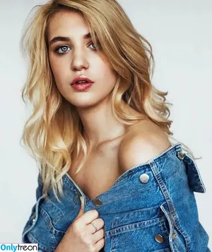 Sophie Nelisse / sophie__nelisse nude photo #0054