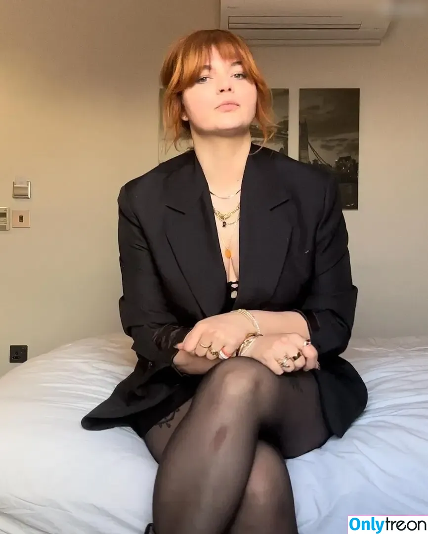 Sophie Passmann nude photo #0002 (Sophiepassmann)
