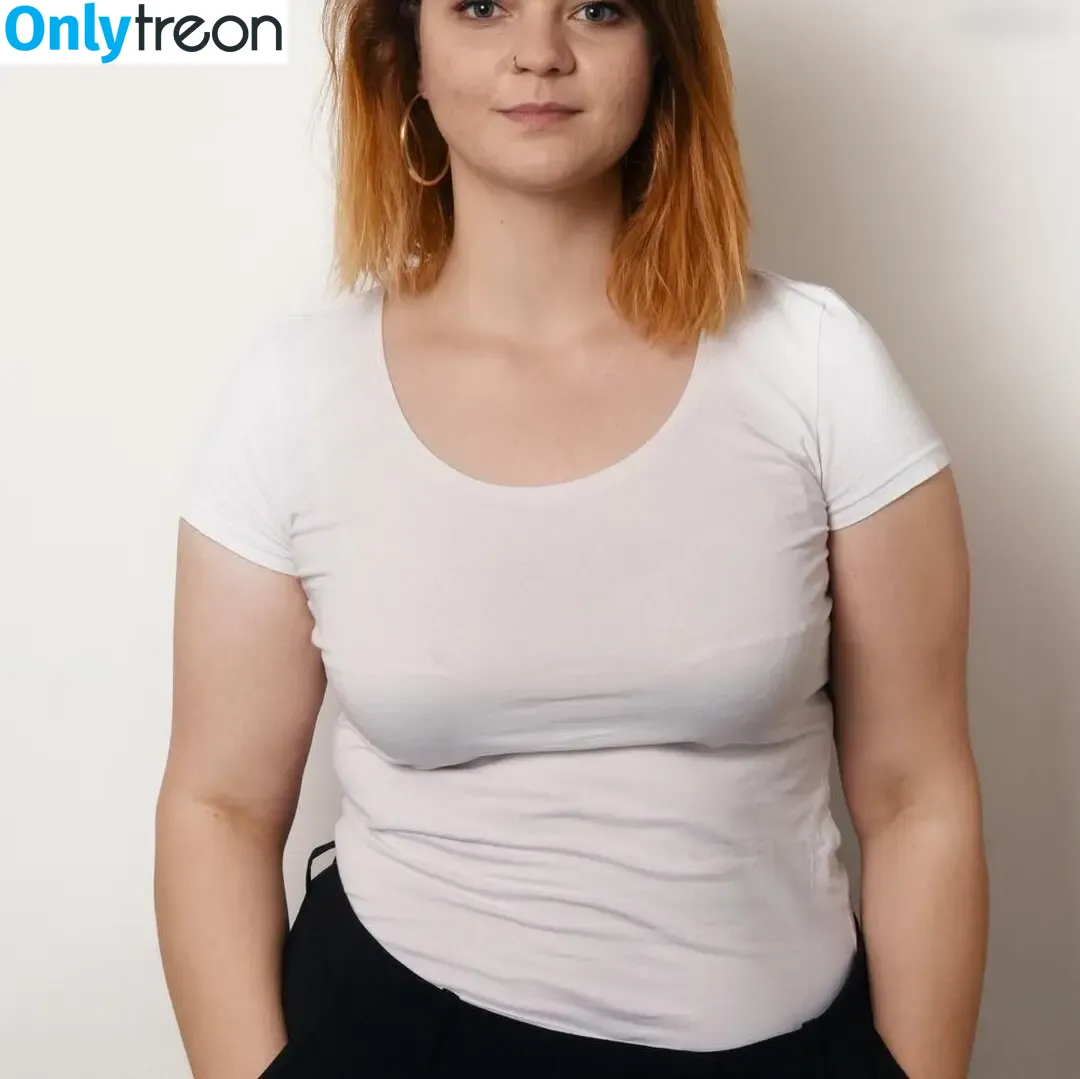 Sophie Passmann nude photo #0005 (Sophiepassmann)
