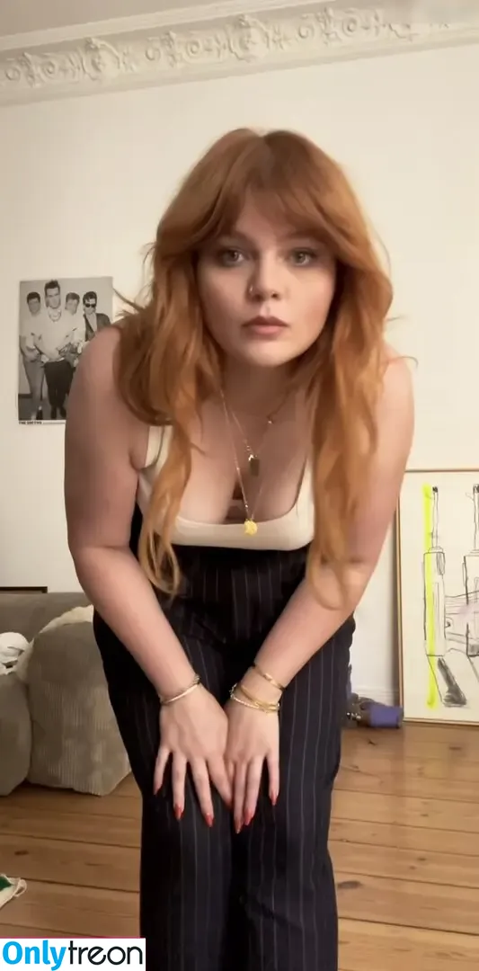 Sophie Passmann nude photo #0007 (Sophiepassmann)