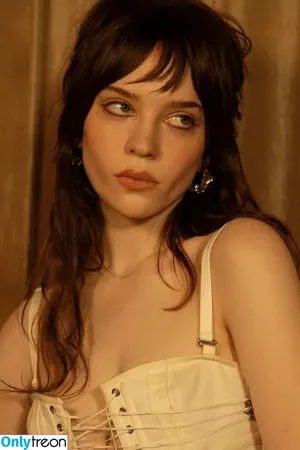 Sophie Thatcher / soapy.t / sophie_thatcher nude photo #0580