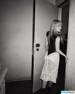 Sophie Thatcher / soapy.t фото голая #0679