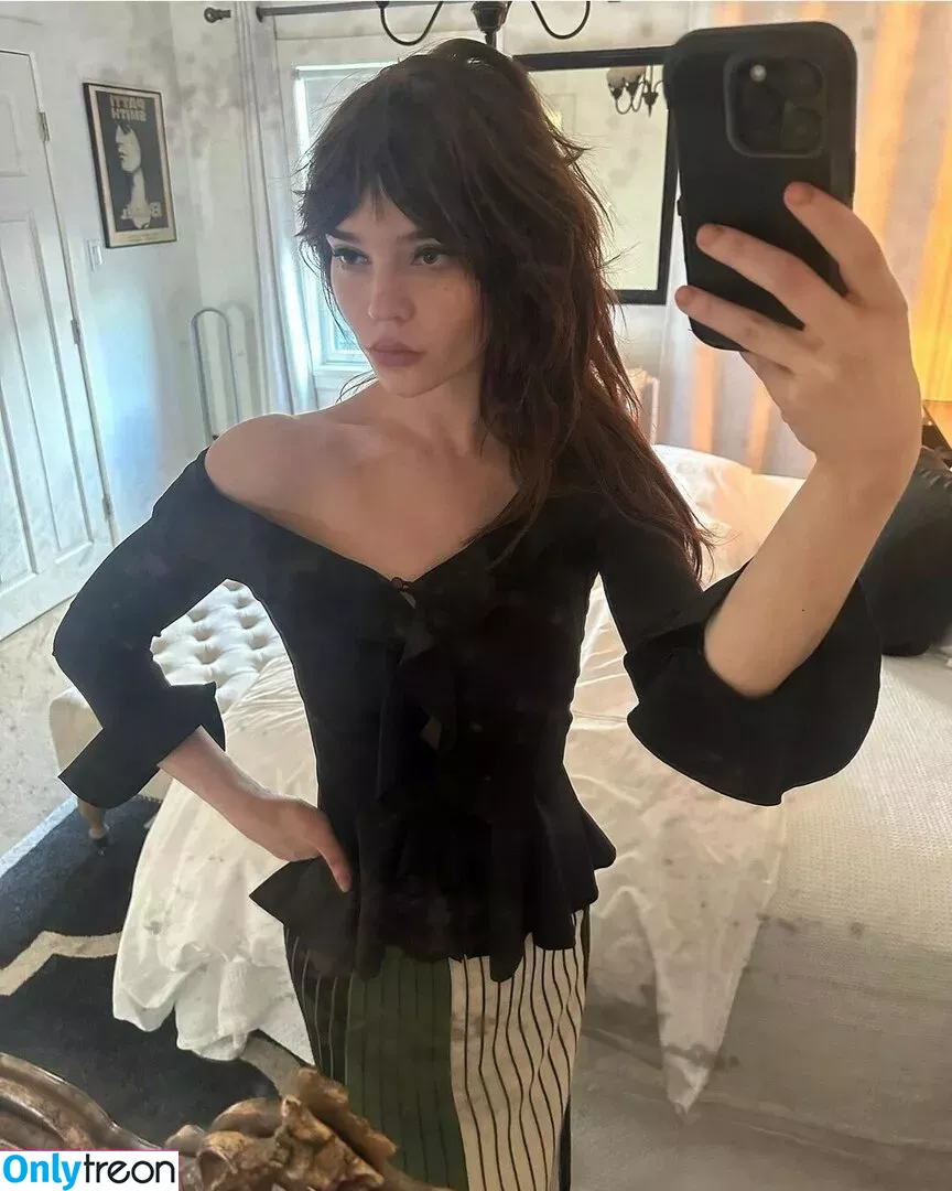Sophie Thatcher голая photo #0099 (soapy.t / sophie_thatcher)