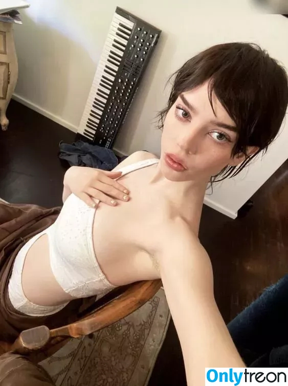Sophie Thatcher голая photo #0128 (soapy.t / sophie_thatcher)