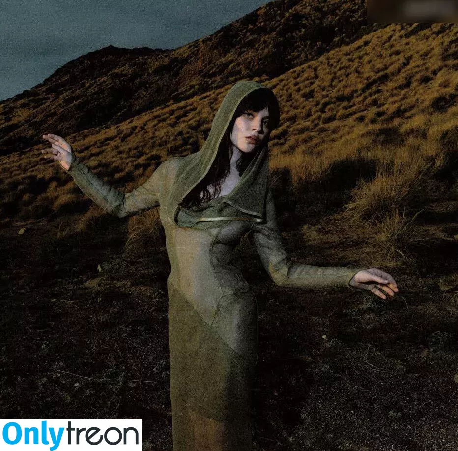 Sophie Thatcher голая photo #0131 (soapy.t / sophie_thatcher)