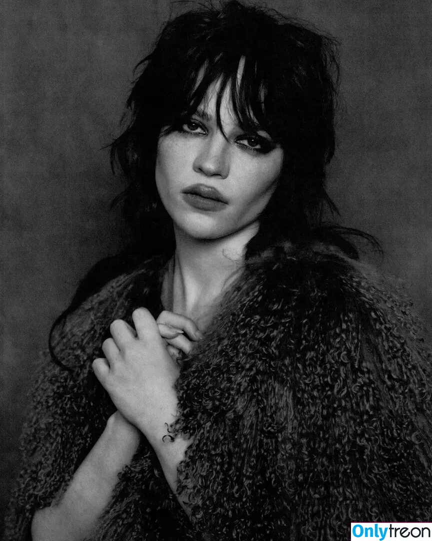 Sophie Thatcher голая photo #0325 (soapy.t / sophie_thatcher)