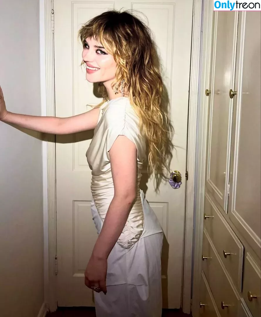 Sophie Thatcher nude photo #0350 (soapy.t / sophie_thatcher)