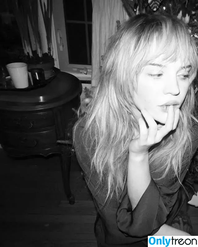 Sophie Thatcher голая photo #0438 (soapy.t / sophie_thatcher)