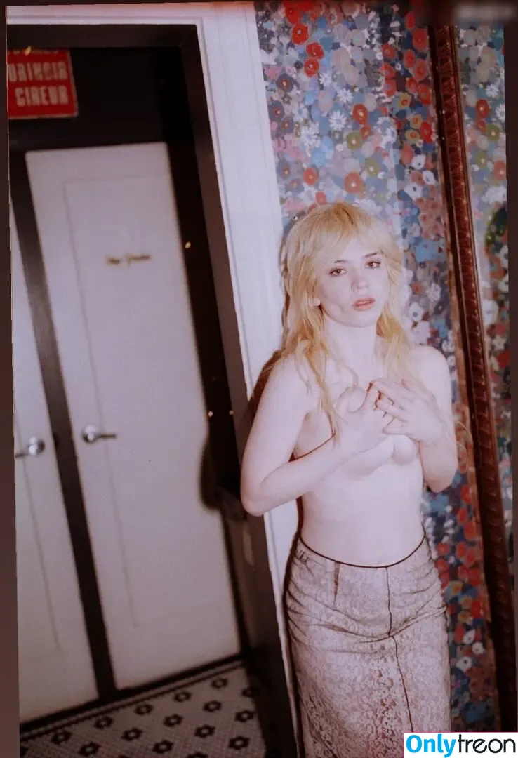 Sophie Thatcher nude photo #0739 (soapy.t / sophie_thatcher)