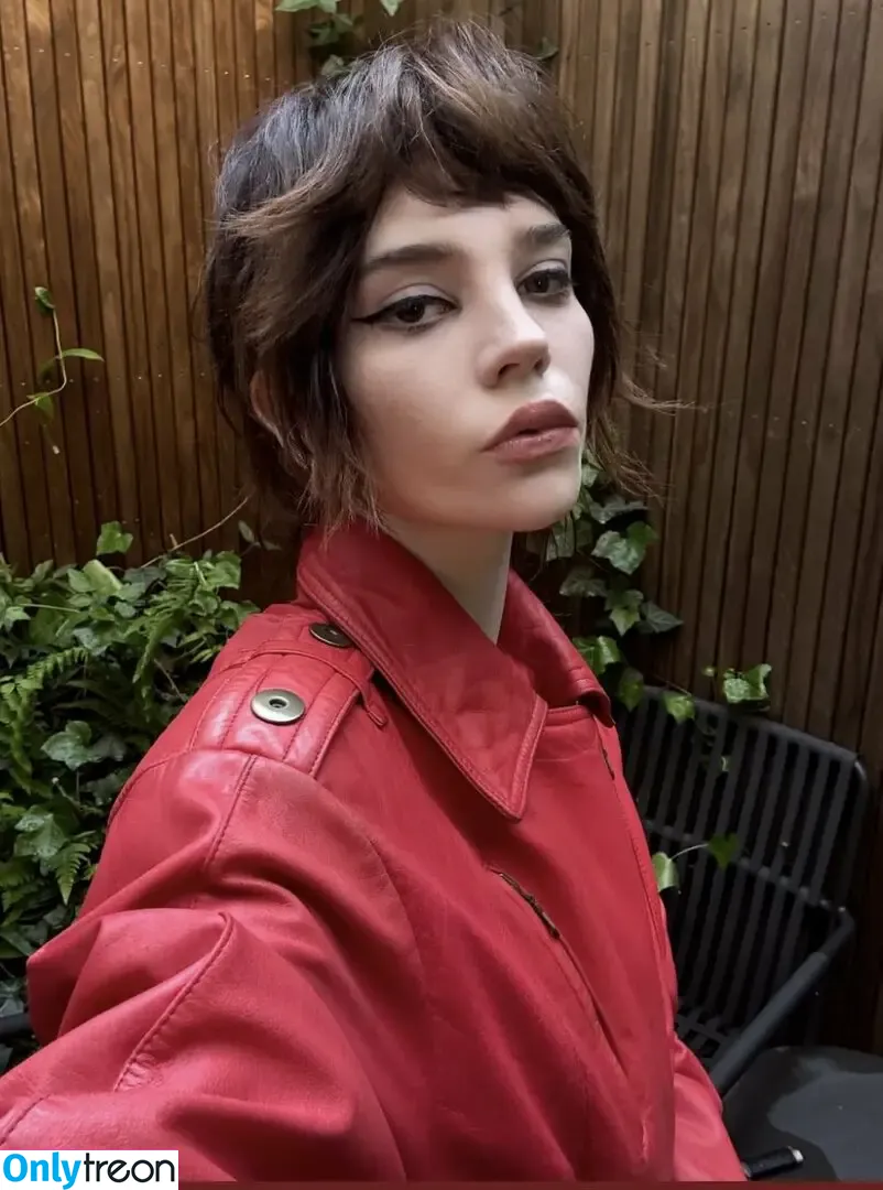 Sophie Thatcher голая photo #0801 (soapy.t / sophie_thatcher)