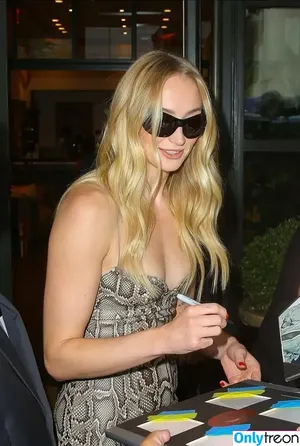 Sophie Turner / sexysophieturner / sophiet nude photo #0544