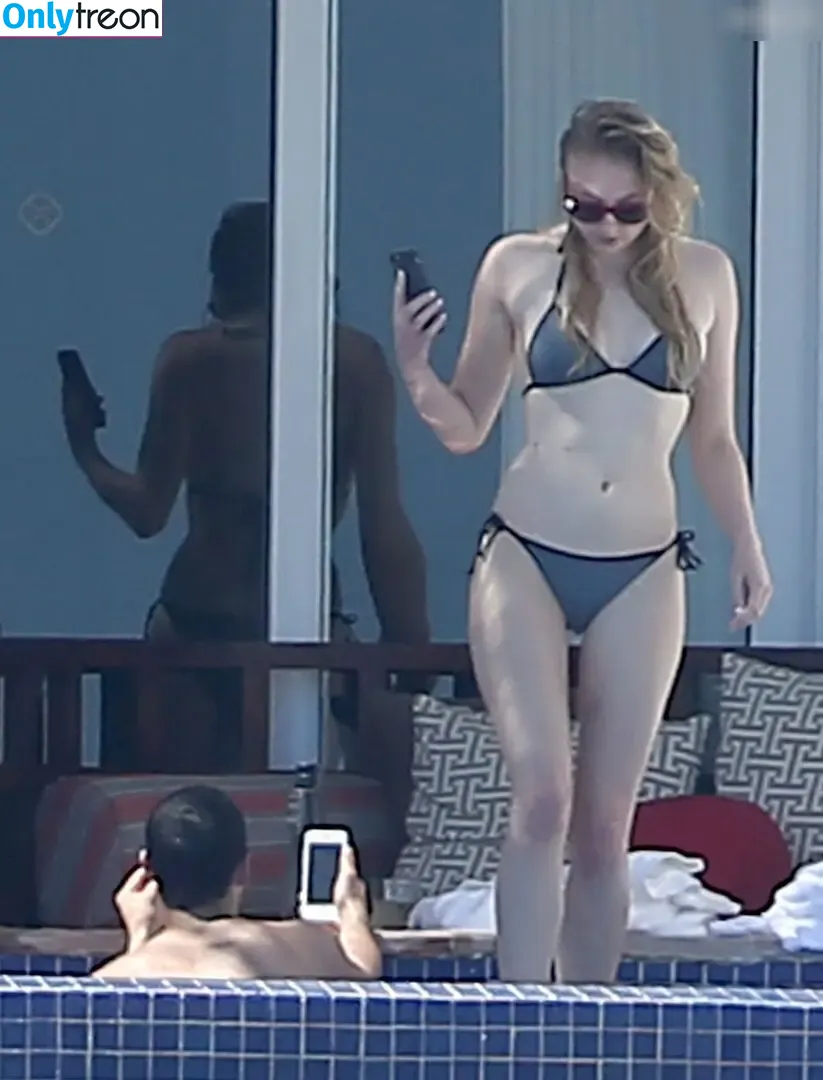 Sophie Turner nude photo #0347 (sexysophieturner / sophiet)