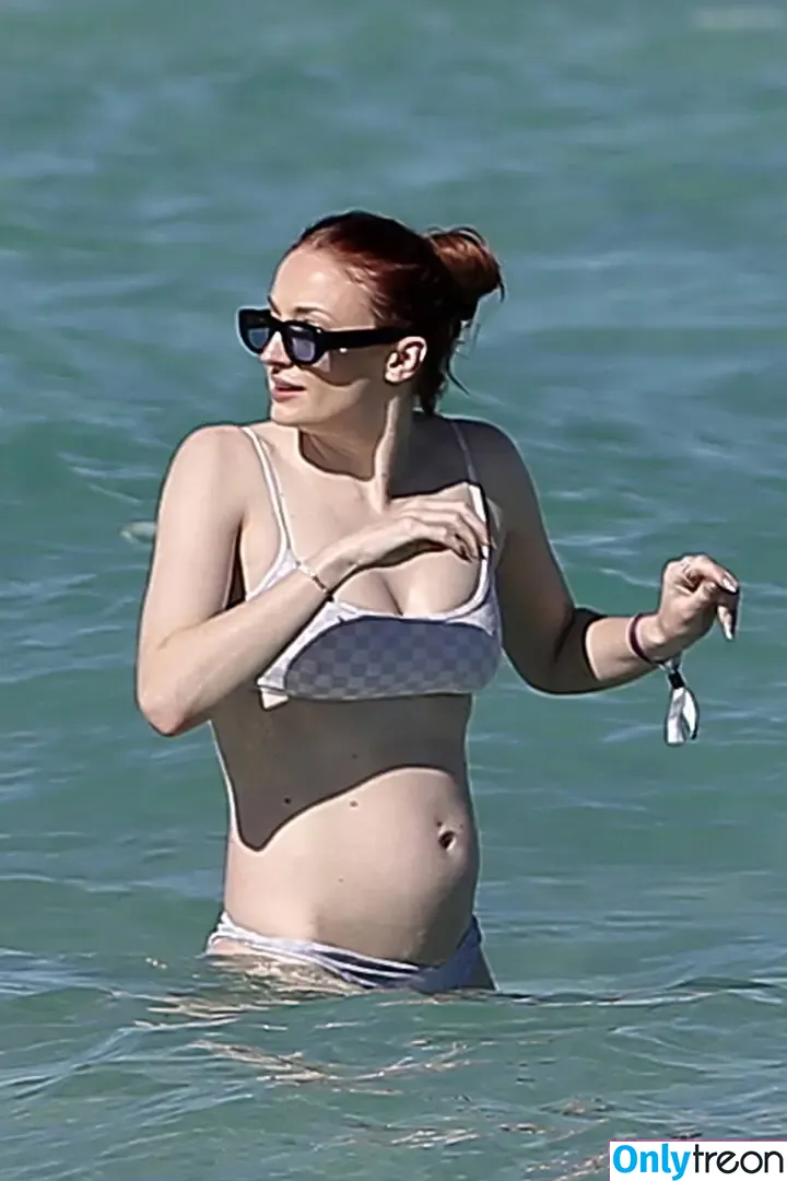 Sophie Turner nude photo #0381 (sexysophieturner / sophiet)