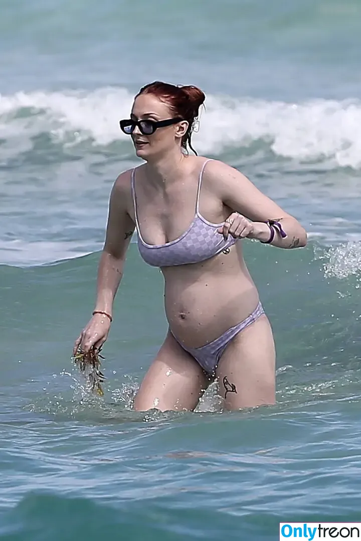 Sophie Turner nude photo #0387 (sexysophieturner / sophiet)