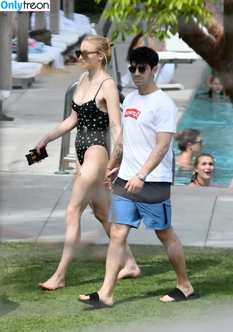 Sophie Turner nude photo #0463 (sexysophieturner / sophiet)