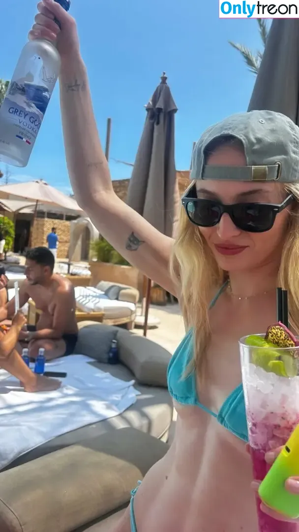 Sophie Turner nude photo #0490 (sexysophieturner / sophiet)