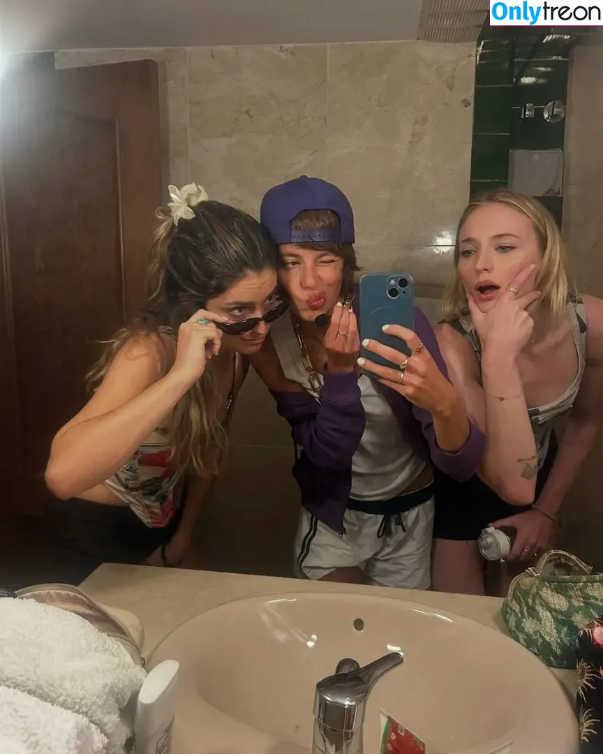 Sophie Turner nude photo #0499 (sexysophieturner / sophiet)