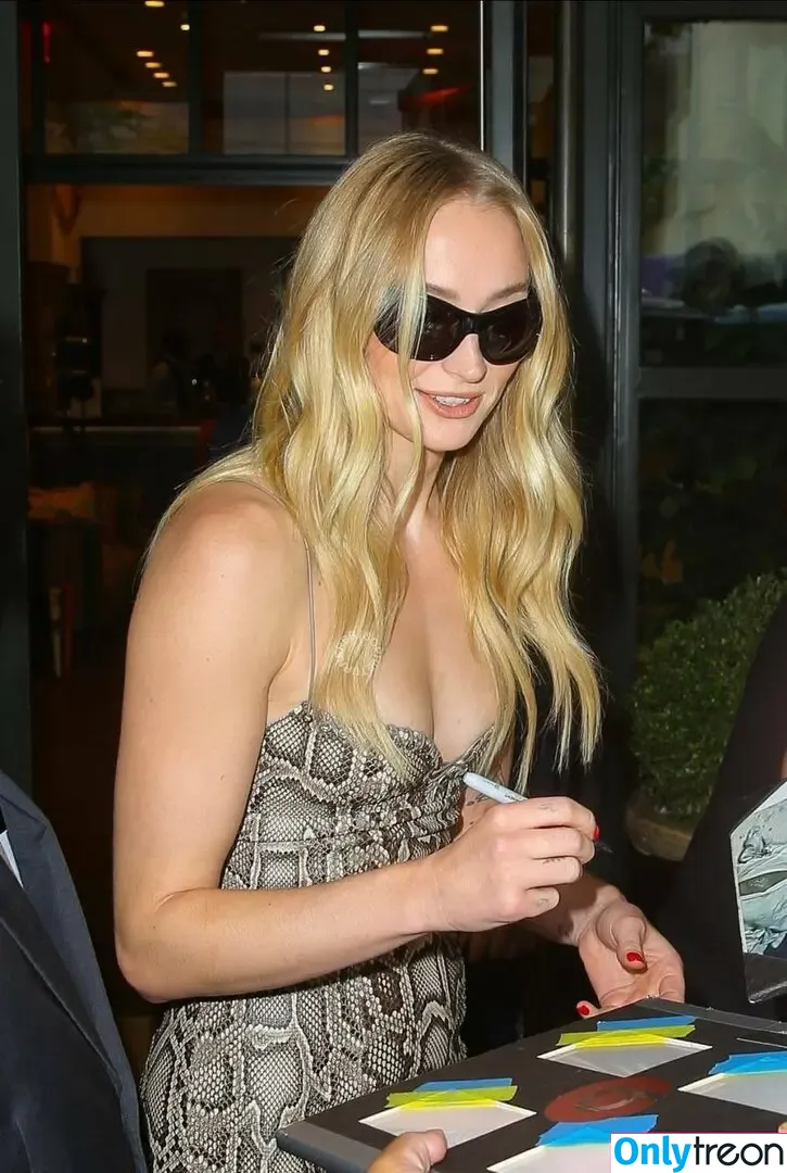 Sophie Turner nude photo #0544 (sexysophieturner / sophiet)