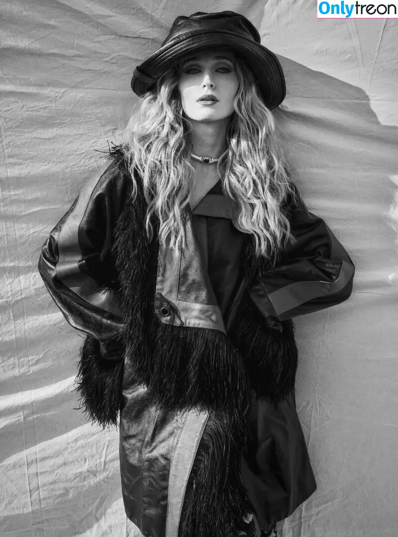 Sophie Turner голая photo #0551 (sexysophieturner / sophiet)