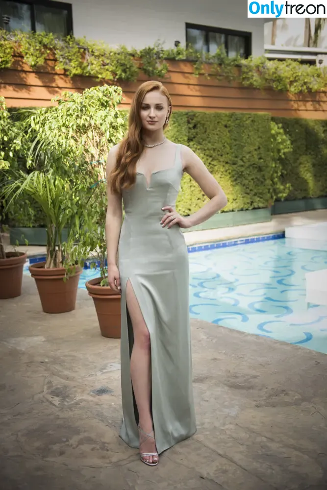 Sophie Turner nude photo #0568 (sexysophieturner / sophiet)