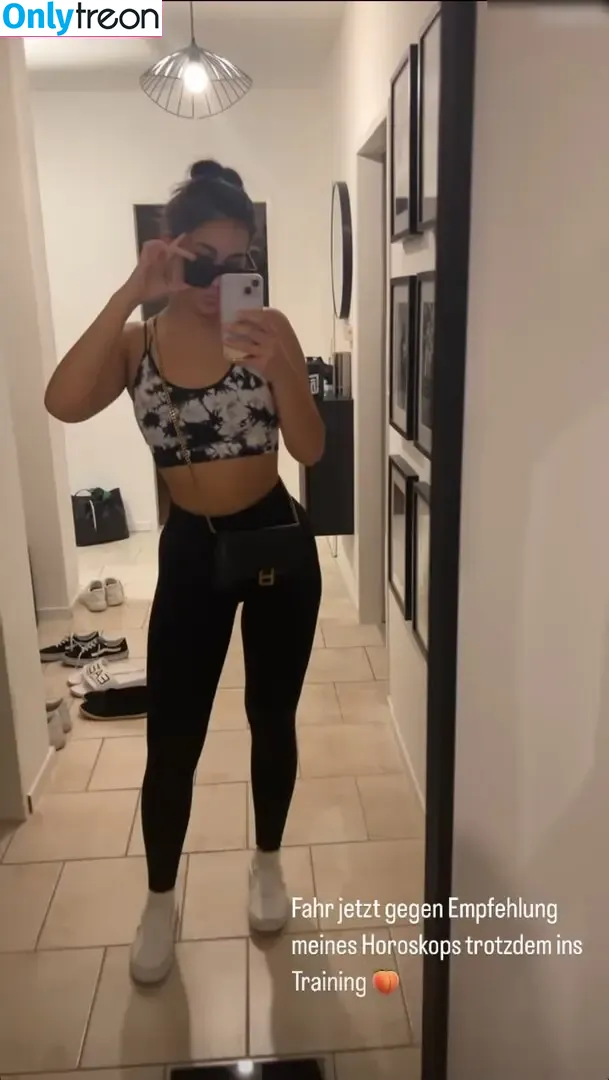 sophmrie nude photo #0012 (sophmrie)