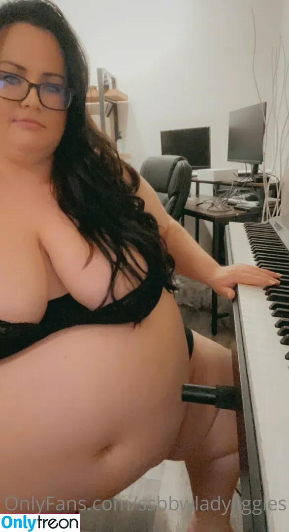 ssbbwladyjiggles nude photo #0098 (ssbbwladyjiggles)