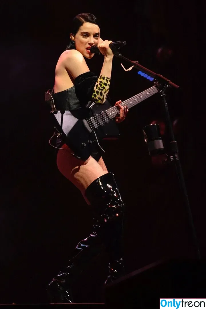 St Vincent голая photo #0031 (Annie Erin Clark / muddaub / st_vincent)
