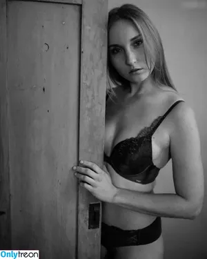 Sta.larissa.offical nude photo #0007