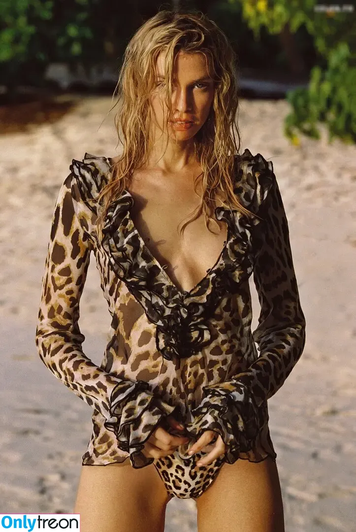 Stella Maxwell nude photo #1266 (stellamaxwell)