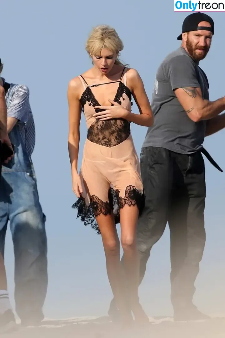 Stella Maxwell голая photo #1841 (stellamaxwell)